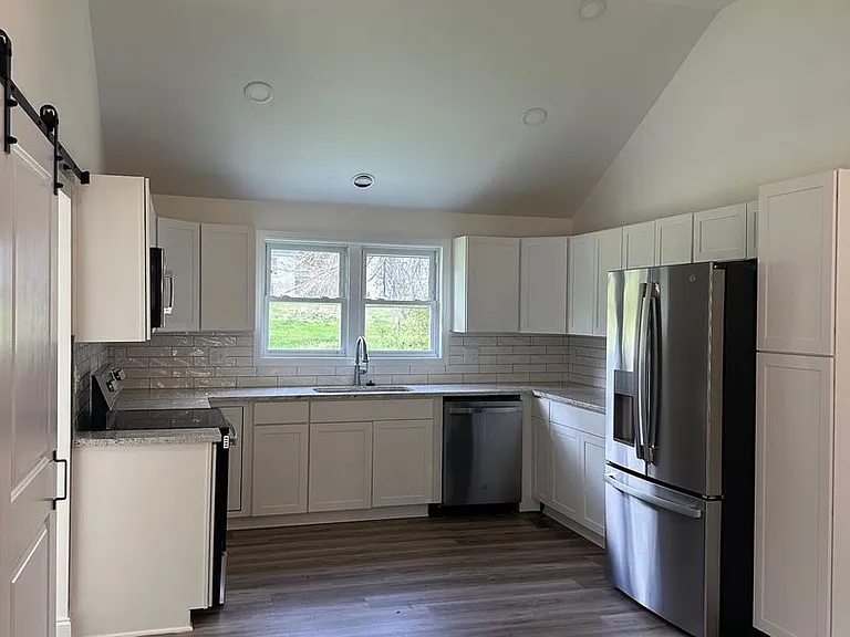 1915 Wells Dr — Photo 2
