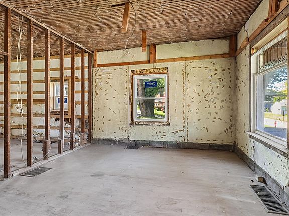 4th image of 305 E Division St