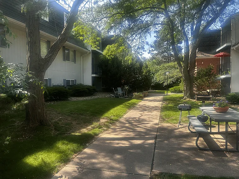 Hollow Hills Apartments — Photo 19