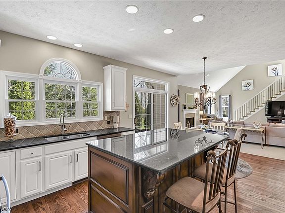3rd image of 607 Parkside Dr