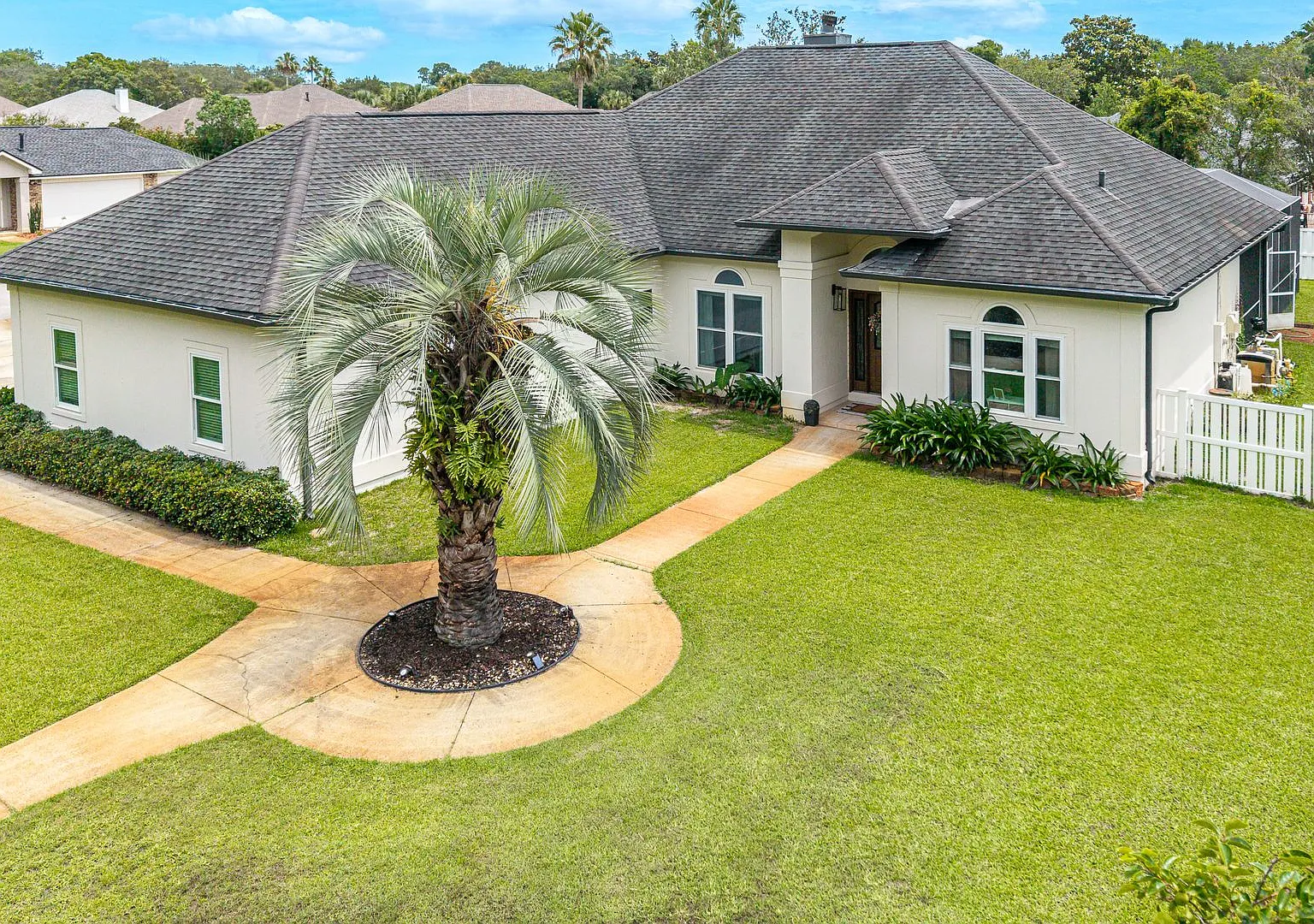 Beautiful 3+ bedroom home with screened pool enclosure and lots of parking! — Photo 4