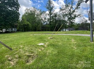 303 Chadwick Ave, Hendersonville, NC 28792