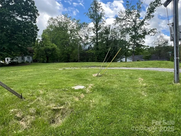 303 Chadwick Ave, Hendersonville, NC 28792