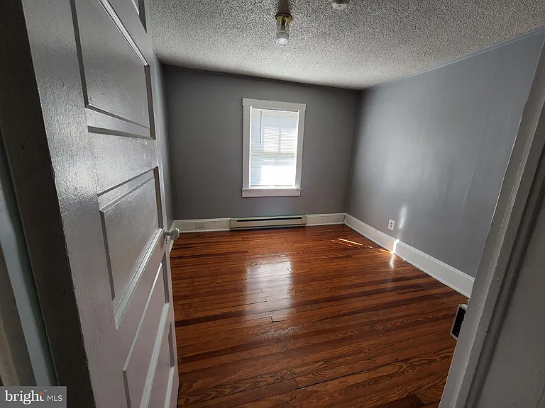 105 N George St — Photo 12