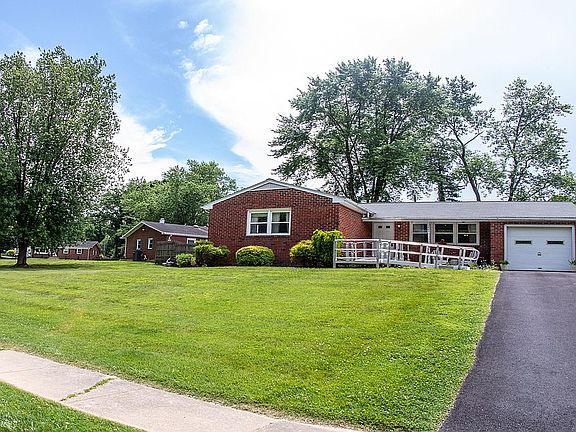 3rd image of 1602 Honeysuckle Dr