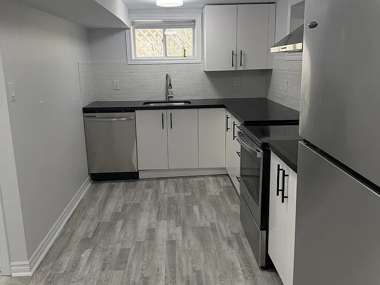 377 Martin St #LOWER — Photo 3