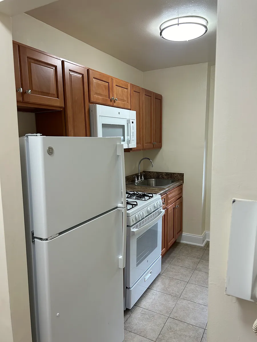 Building Photo - 2662 W 2nd St #4B