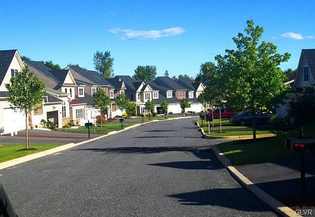 Enter Briarwood Commons