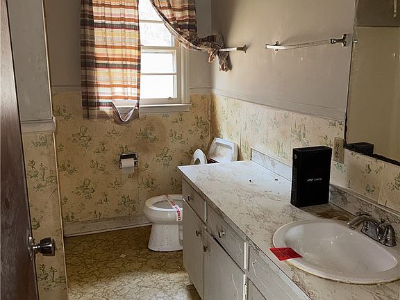 5th image of 251 Elaine Dr