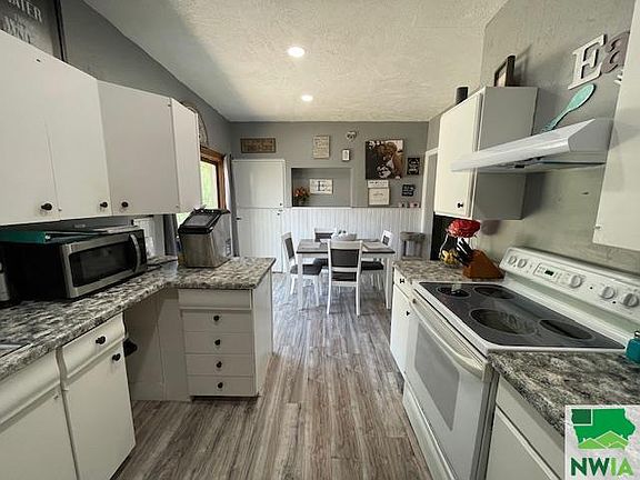 4th image of 2720 Macomb Ave