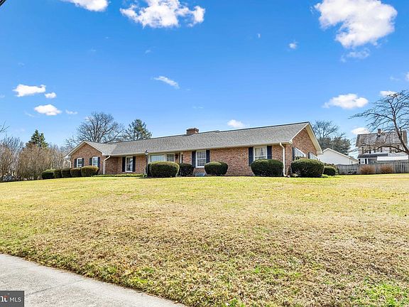 3rd image of 10 Pogue Ave