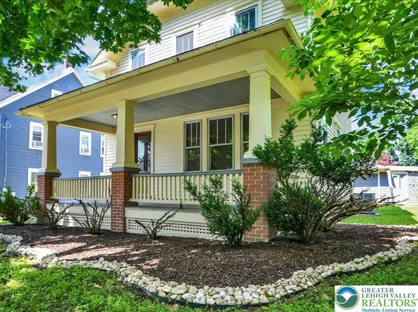 114 S New St, Nazareth, PA 18064