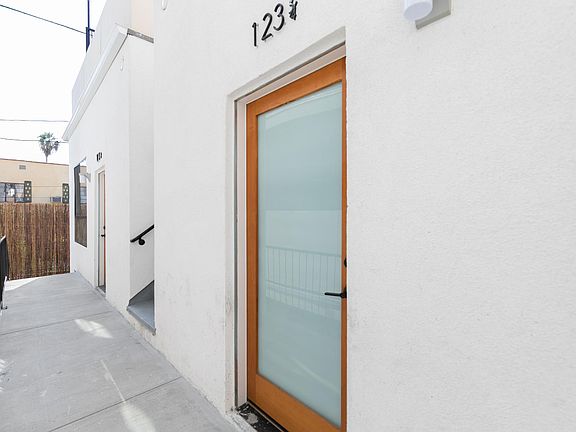 4th image of 121 N Berendo St #123.75
