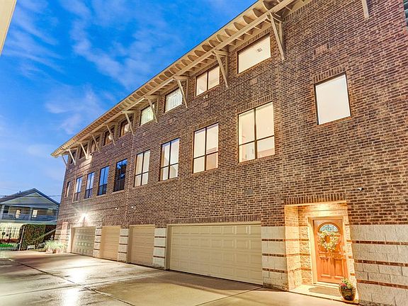 Quiet end unit with a hard to find 3 car garage!!