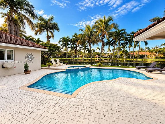 2nd image of 1165 Manor Ct
