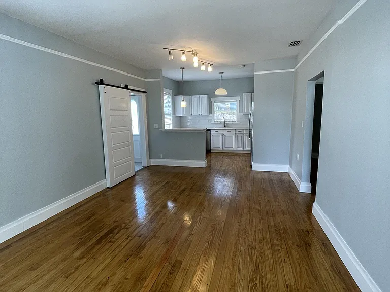 1308 E Chelsea St — Photo 6