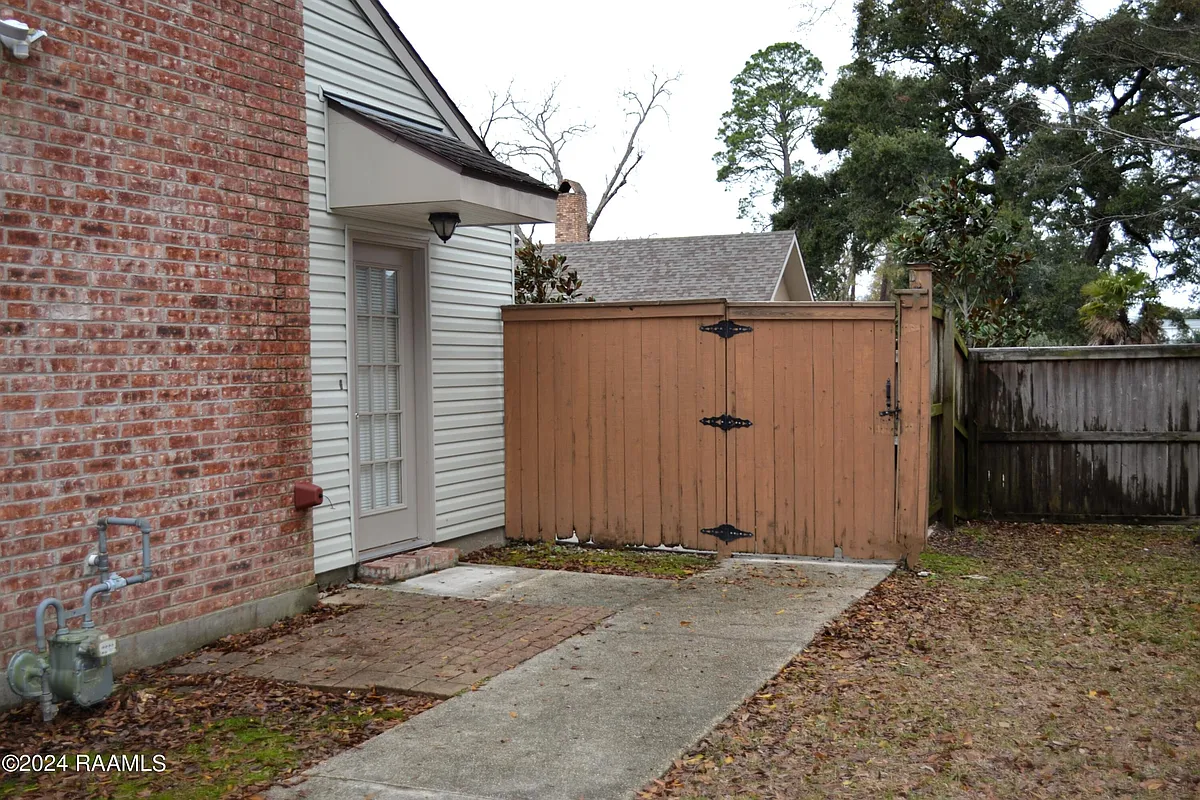 Photo 2 of 15 - 319 Artisan Rd #D - Lafayette, LA Building Photo - 319 Artisan Rd #D