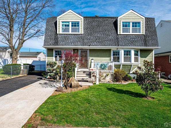 41 Vale Pl, Sewaren, NJ 07077