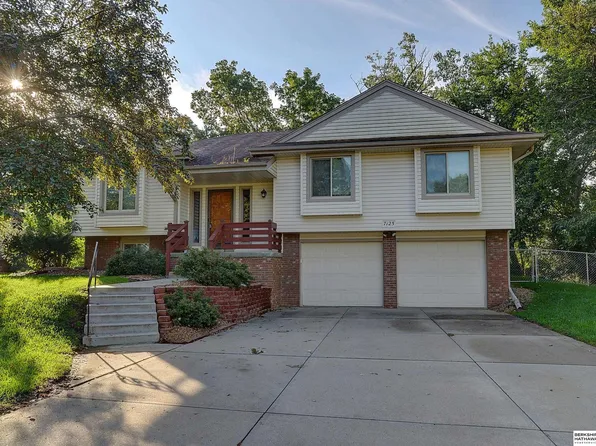 7125 Iowa St, Omaha, NE 68152