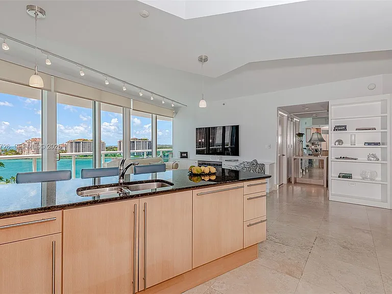 1000 S Pointe Dr #905 — Photo 9