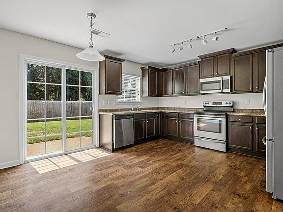 4th image of 415 Victory Ln