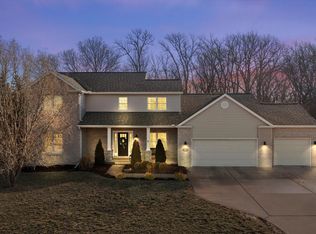 102 Fox Run Dr, Mahomet, IL 61853