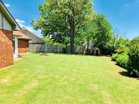 5th image of 305 E Marie Dr