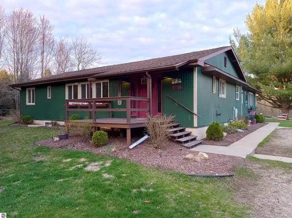 9685 E Deerfield Rd, Shepherd, MI 48883