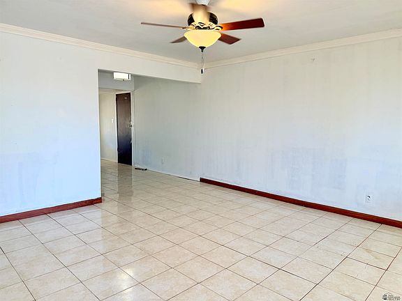 2nd image of 913 E 24th Pl