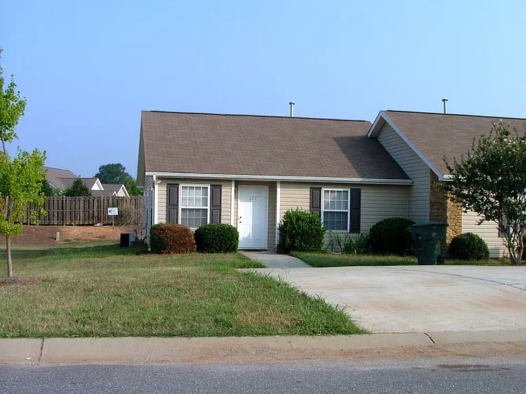 122 Springwood Ln — Photo 3
