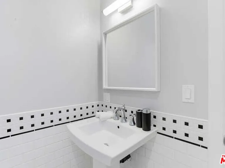 5907 Jumilla Ave — Photo 26