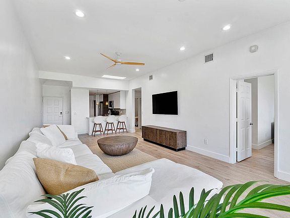 5th image of 7508 La Paz Boulevard #304