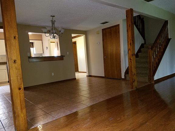 3rd image of 908 Coachlight Ln