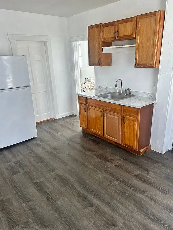 3 bed, 1.0 bath, 1100 sqft, $2,800 — Photo 4