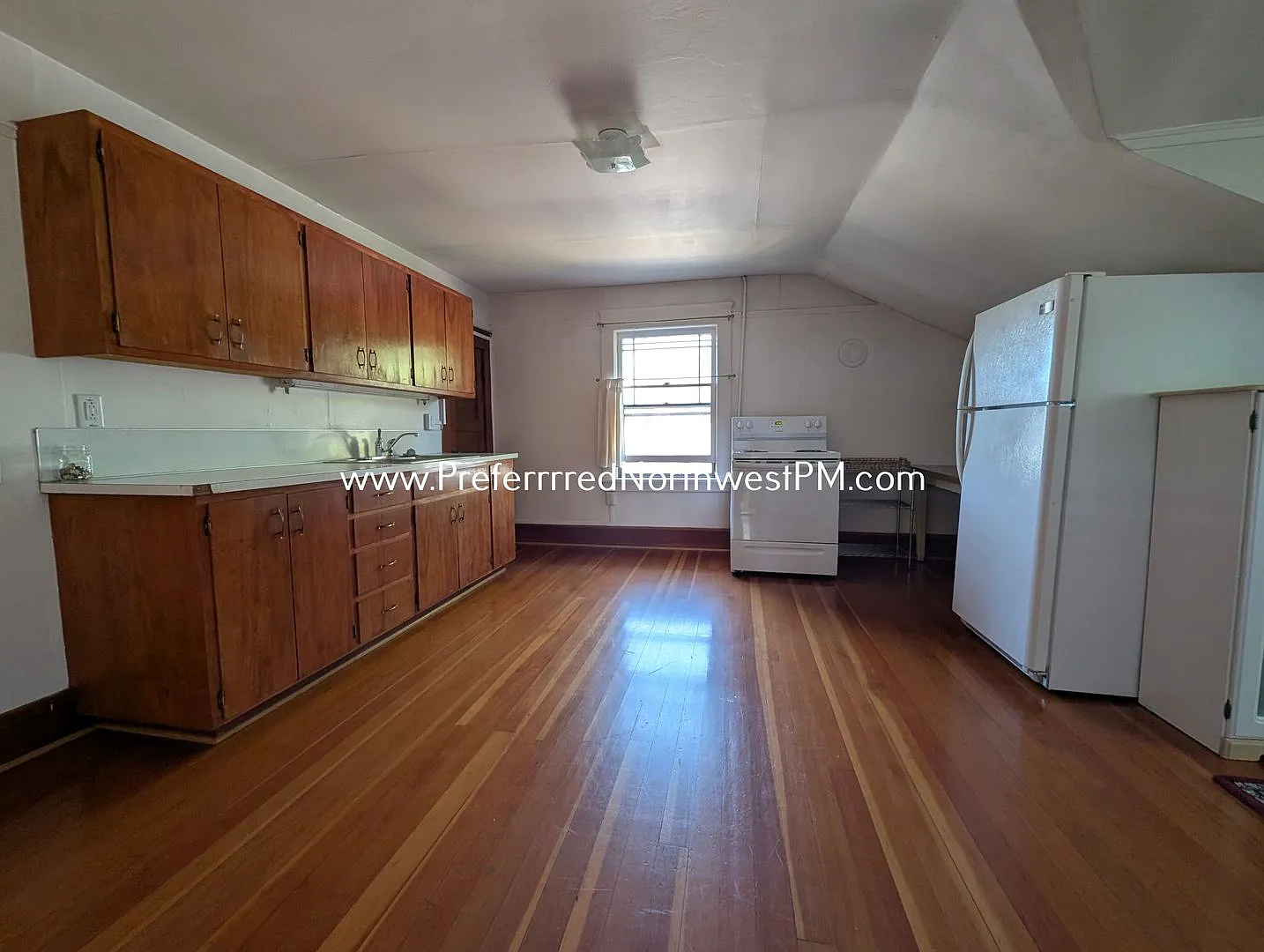 Vintage Upstairs 1 Bedroom Apartment in the Whiteaker! — Photo 3