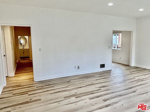 4th image of 4451 Victoria Park Dr