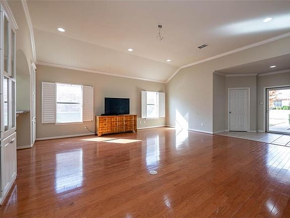 4th image of 9125 Darby Ln