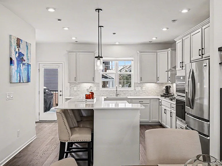 258 S Mill St — Photo 16