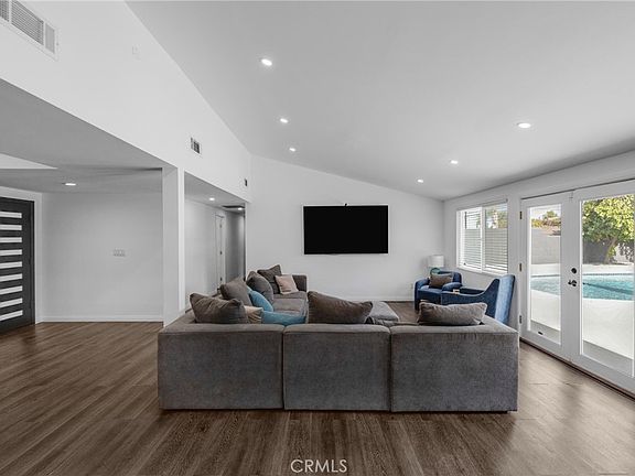 3rd image of 20540 Oxnard St