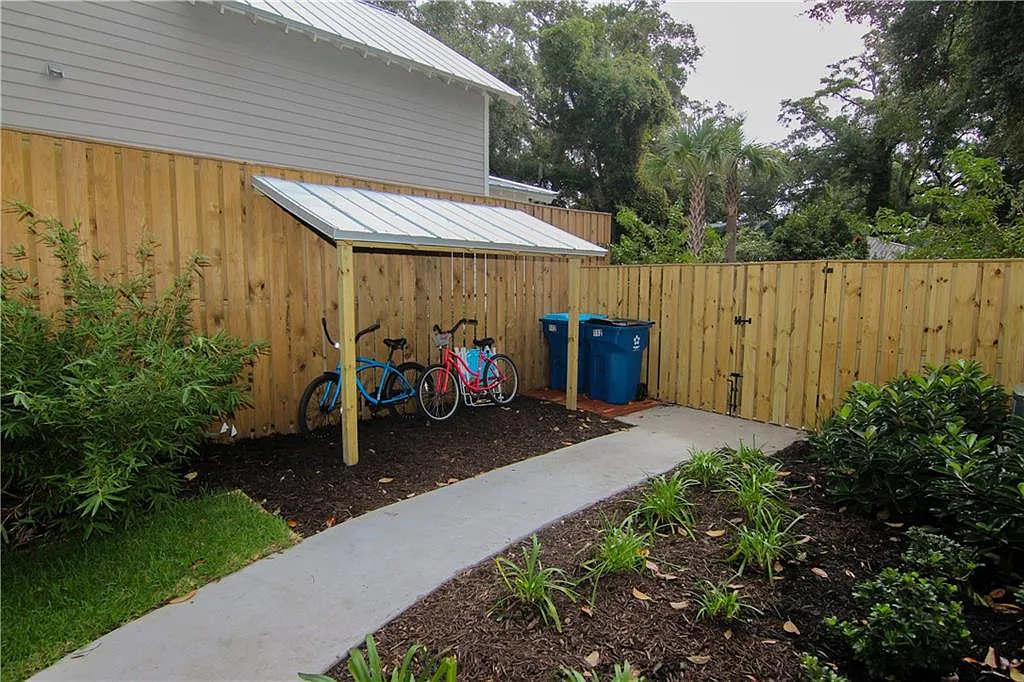 2 bed, 2.0 bath, 810 sqft, $5,160 — Photo 2