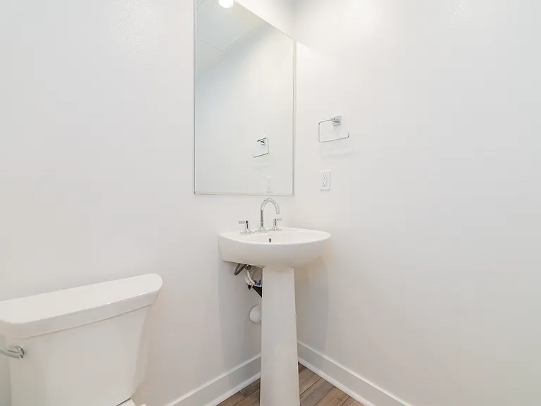 589 S Lyon St — Photo 15