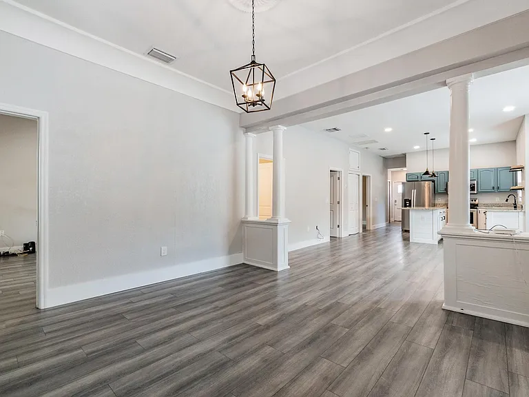 2321 W Green St — Photo 8