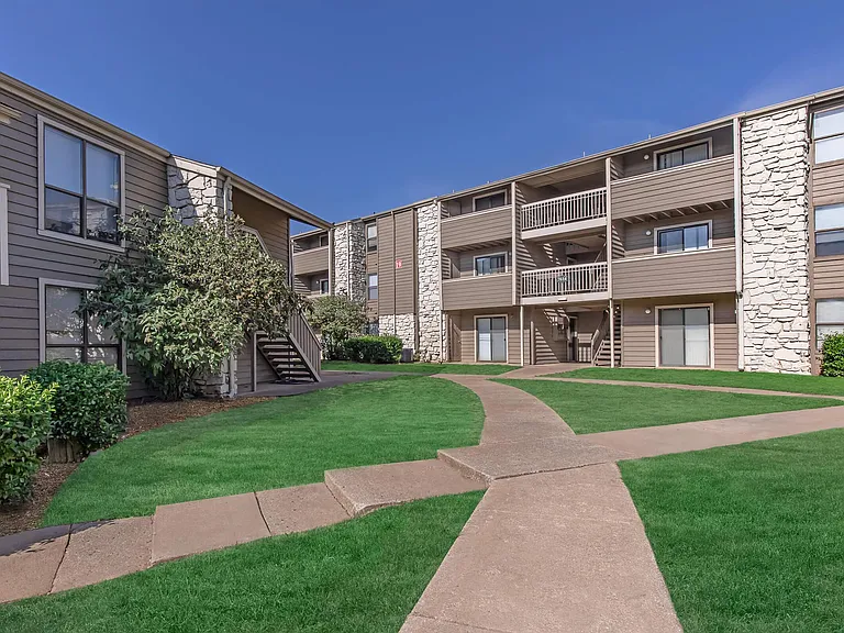 Cobblestone Apartments — Photo 15