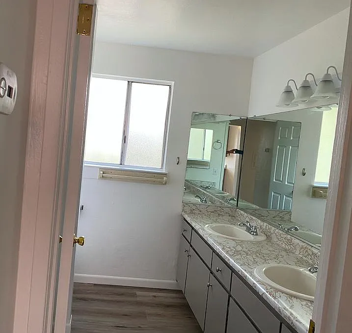 3 bed, 950 sqft, $1,600 — Photo 2
