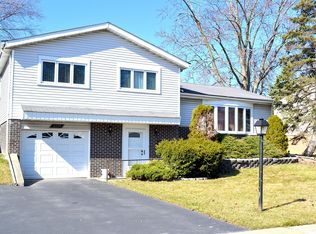 8724 Willow Rd, Hickory Hills, IL 60457