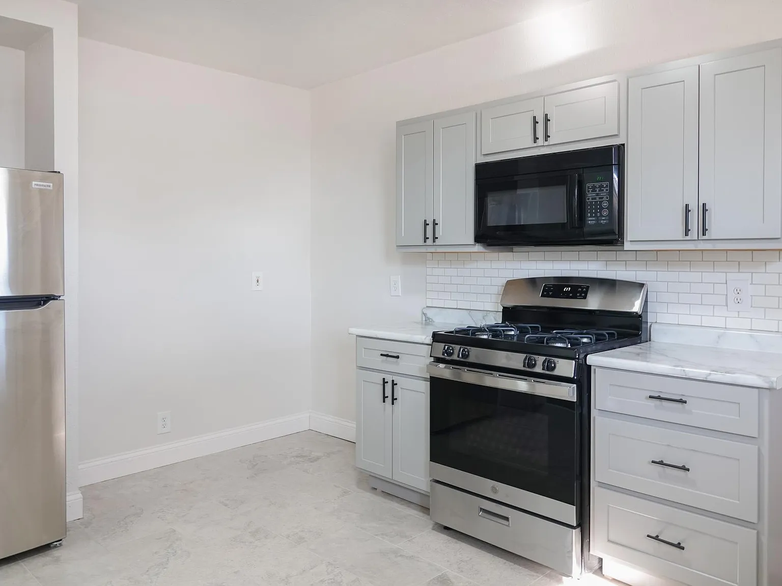 1 bed, 740 sqft, $915 — Photo 3