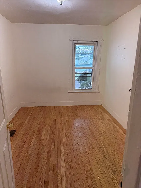 3 bed, 1.0 bath, 1180 sqft, $2,200 — Photo 4
