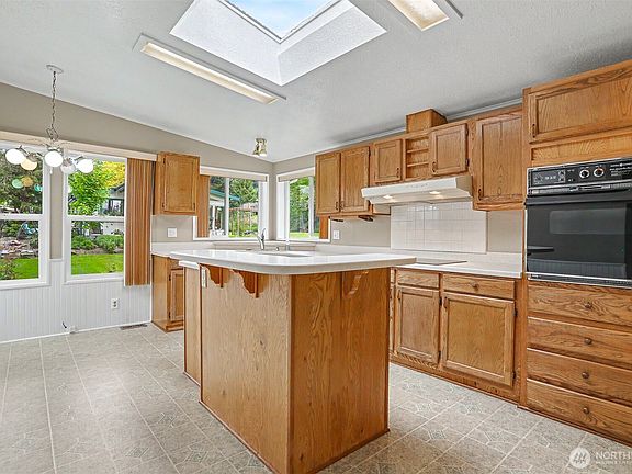 4th image of 905 243rd Street SW