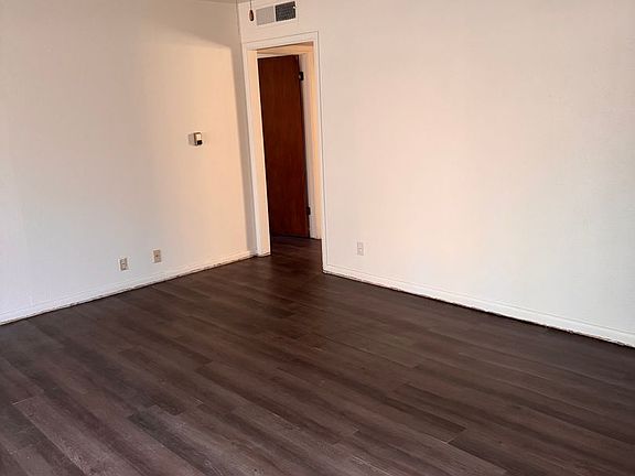 3rd image of 215 W Oak Ave