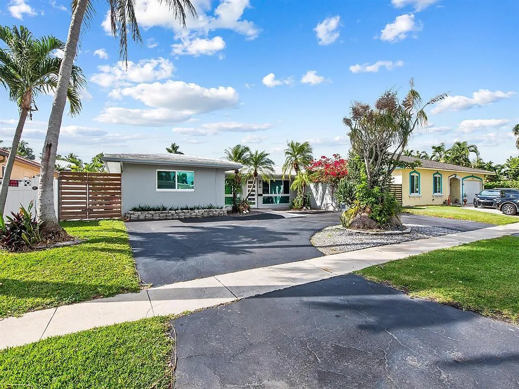 3 bed, 2.0 bath, 1717 sqft, $5,200 — Photo 3